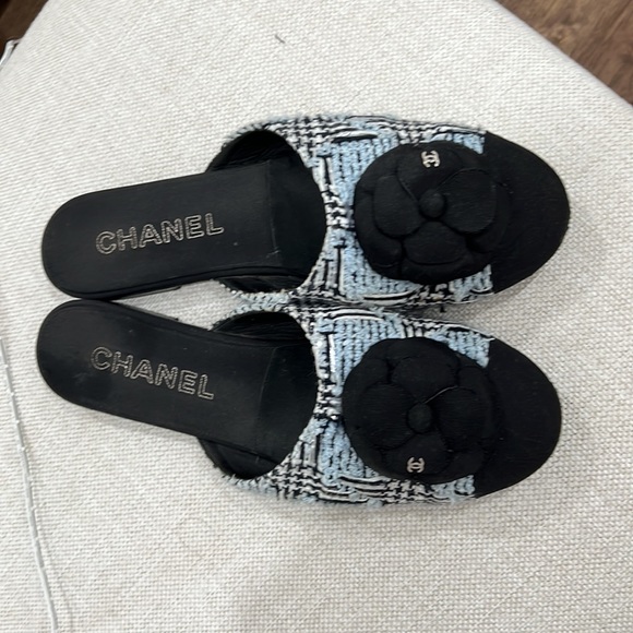 Stunning Chanel slides classic and timeless - Picture 2 of 4